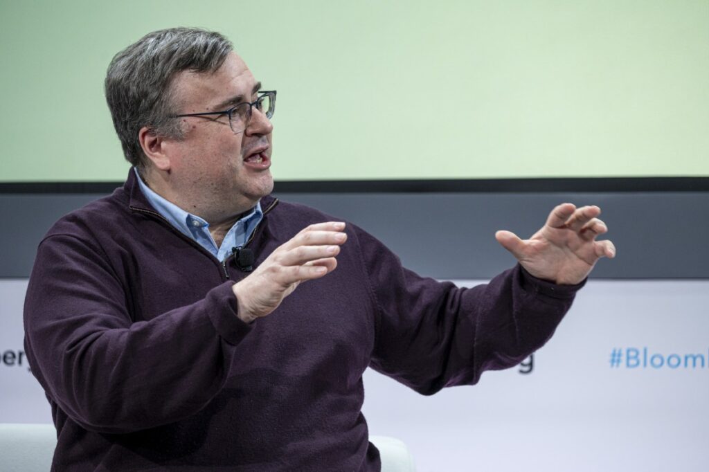 Reid Hoffman urges Silicon Valley leaders to stop kneeling to President Trump