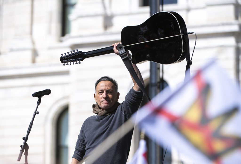 Bruce Springsteen apologizes to Bono, sings with Patti Smith
