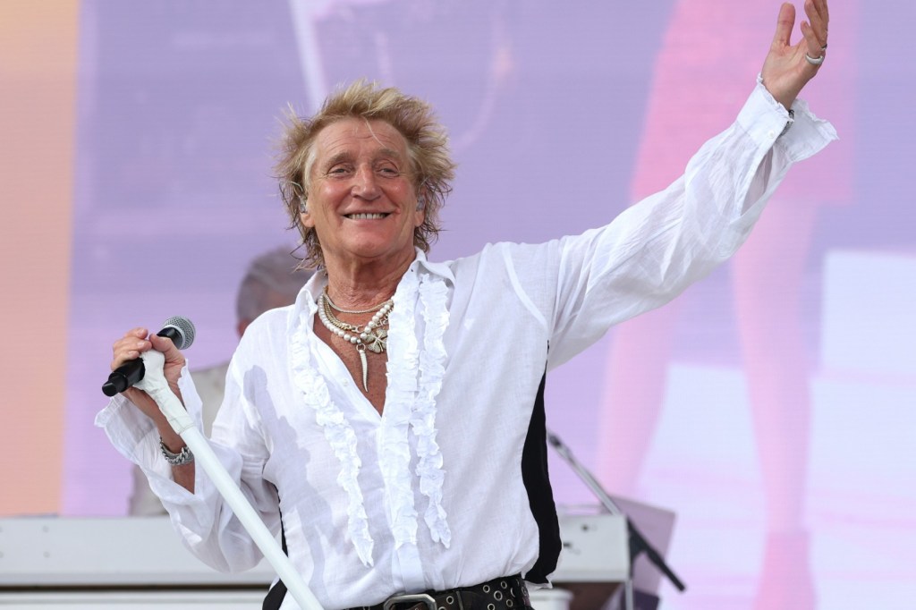 Rod Stewart uses oxygen tank after nearly passing out on stage