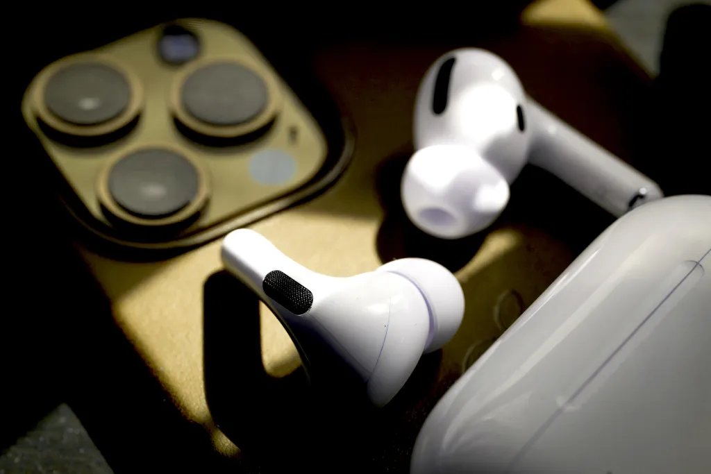 Leaked Video of Apple’s Camera AirPods Sparks Privacy Backlash