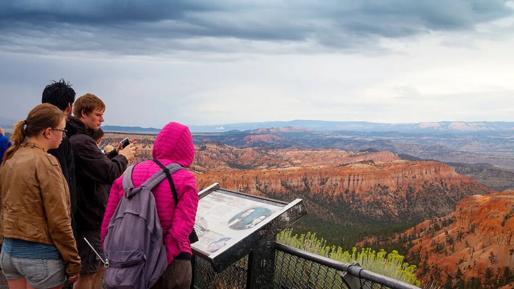 Bryce Canyon flash flood strands 11 hikers at national park, 2 treated for hypothermia