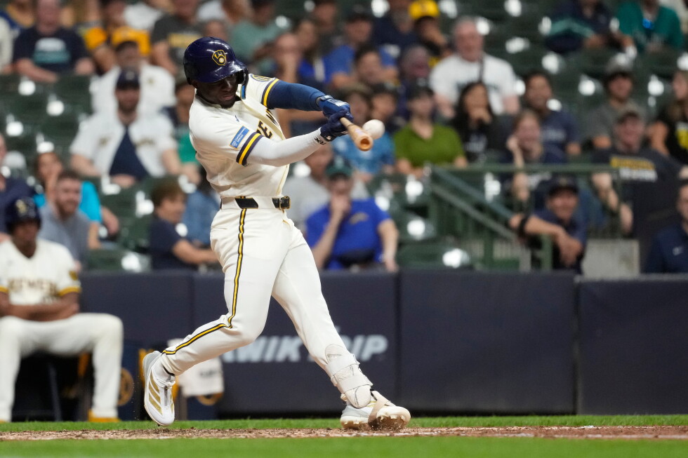Power surge fuels record-tying night for Brewers in 22-0 rout of Mariners