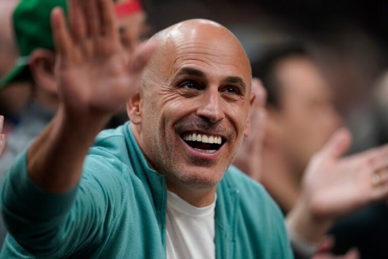 Lore to sell controlling stake in T-wolves, Lynx, AP source says