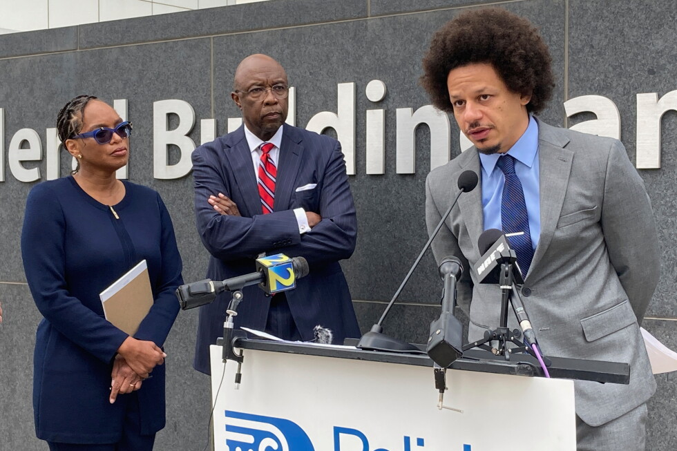 Comedians settle lawsuit over Atlanta airport drug search program