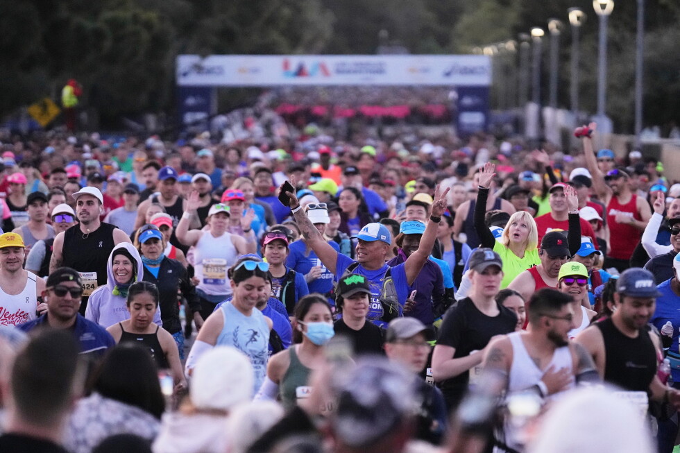 Hot weather forces marathons to consider changes to help runners