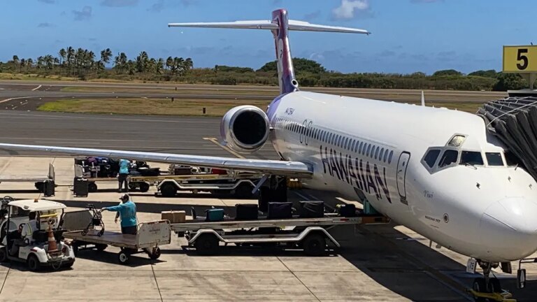 Hawaiian Airlines flight attendants report nausea from cabin odor
