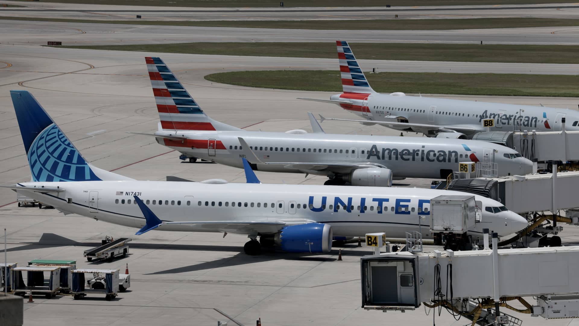 United Airlines goes after top frequent flyers at Delta, American