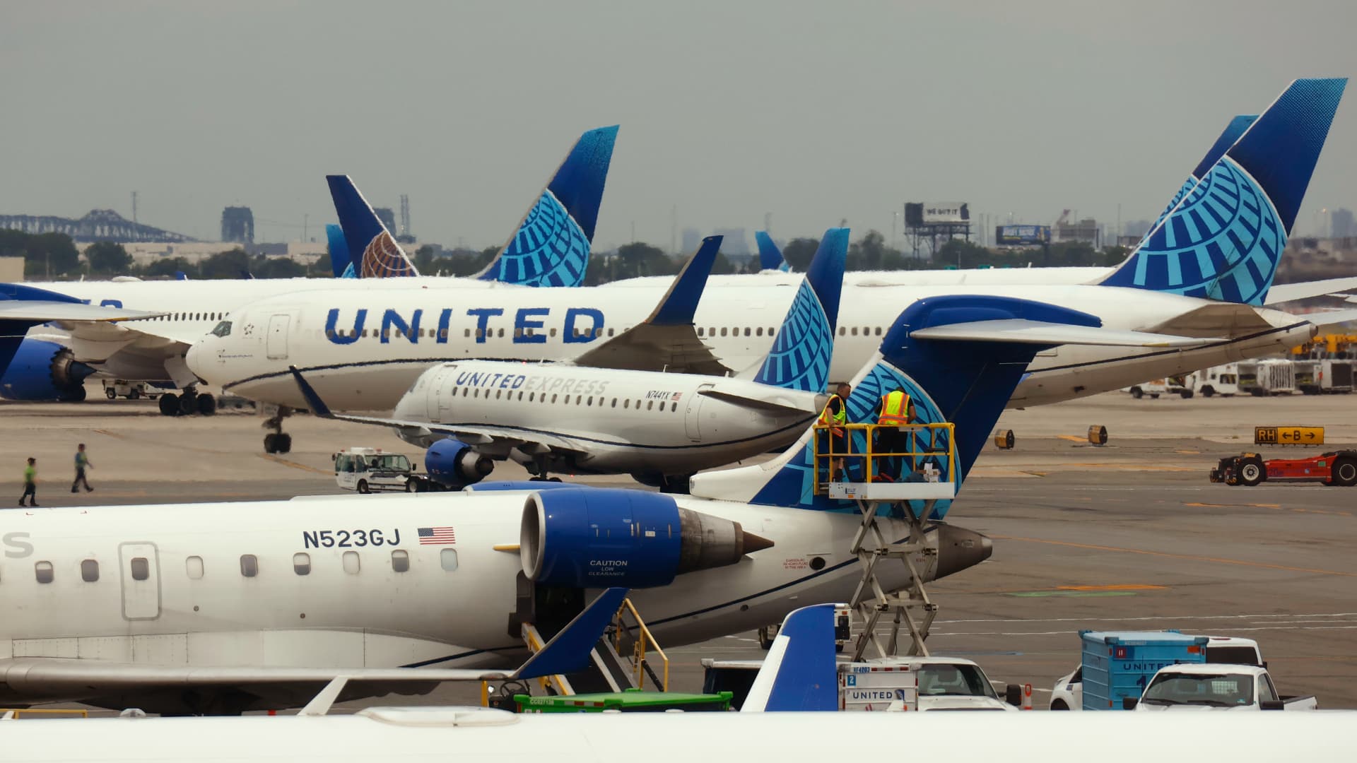 United Airlines makes it harder to get top-tier frequent flyer status