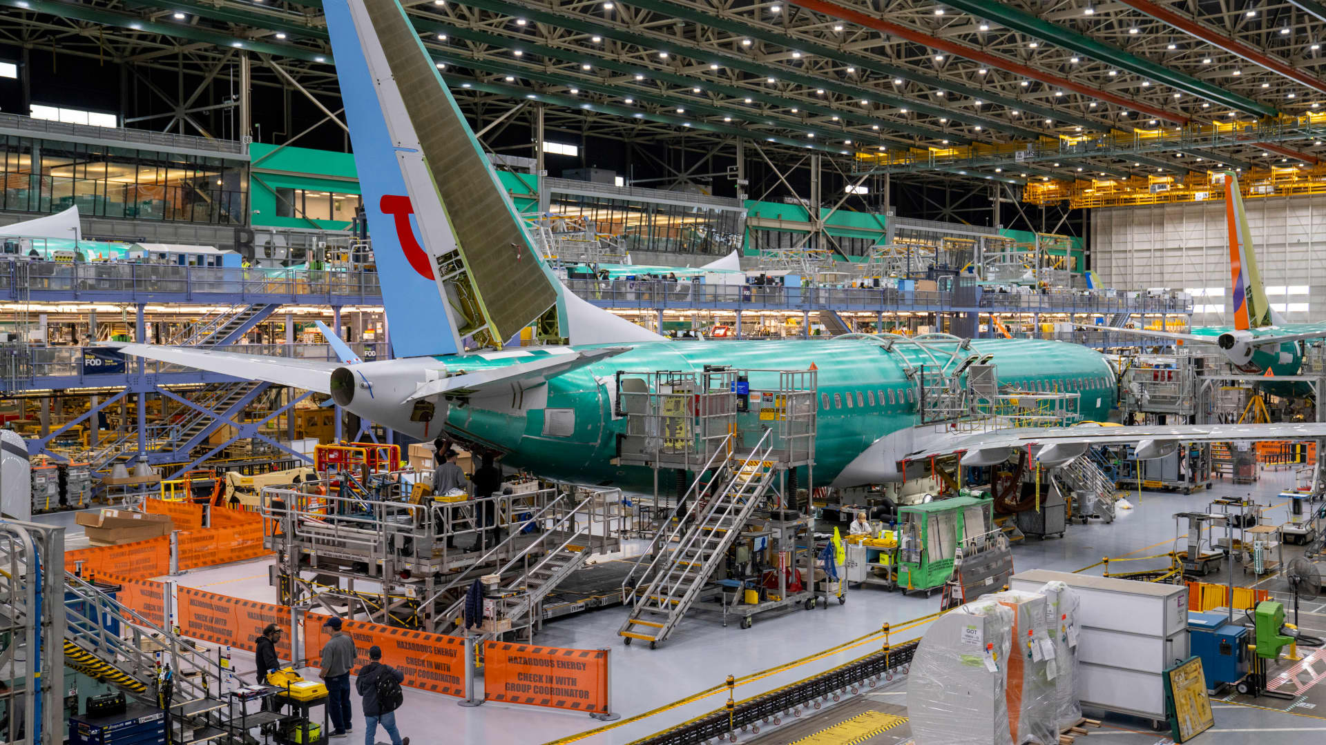 Boeing engineers and technical workers OK new contract, avoid strike