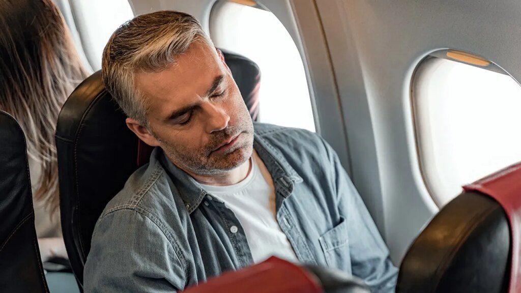 Wearing contact lenses throughout long flights can cause corneal ulcers, dry eyes